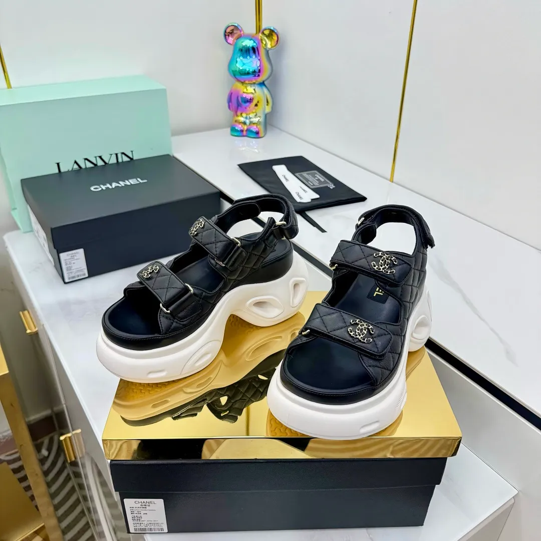 👟👟Ex-factory price 680👟👟 Top version... Chanel｜Chanel Xiaoxiang Velcro Beach Slippers Slippers Casual Beach Shoes 25ss Spring and Summer New Style! Beach shoes are a hit all over the internet! The latest model from the counter, I am still willing to buy it on my feet. It must be ranked among the most popular models. It is invincible in all seasons. Various bloggers and Internet celebrities can see the matching styles. Highly recommended. Pearlescent sheepskin upper, sheepskin lining, suede for feet. Original open-molded TPU outsole size: 35-40 (customized for 40 and 41). Full set of original packaging 👉 👉 👉 👉 👉
